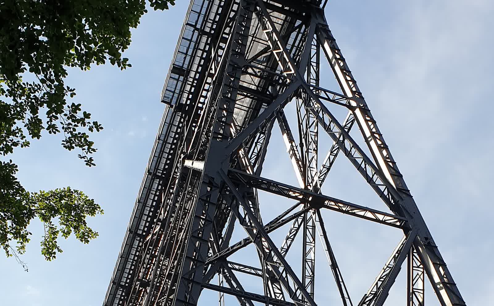 Blick durch den Wald auf die Müngstener Brücke