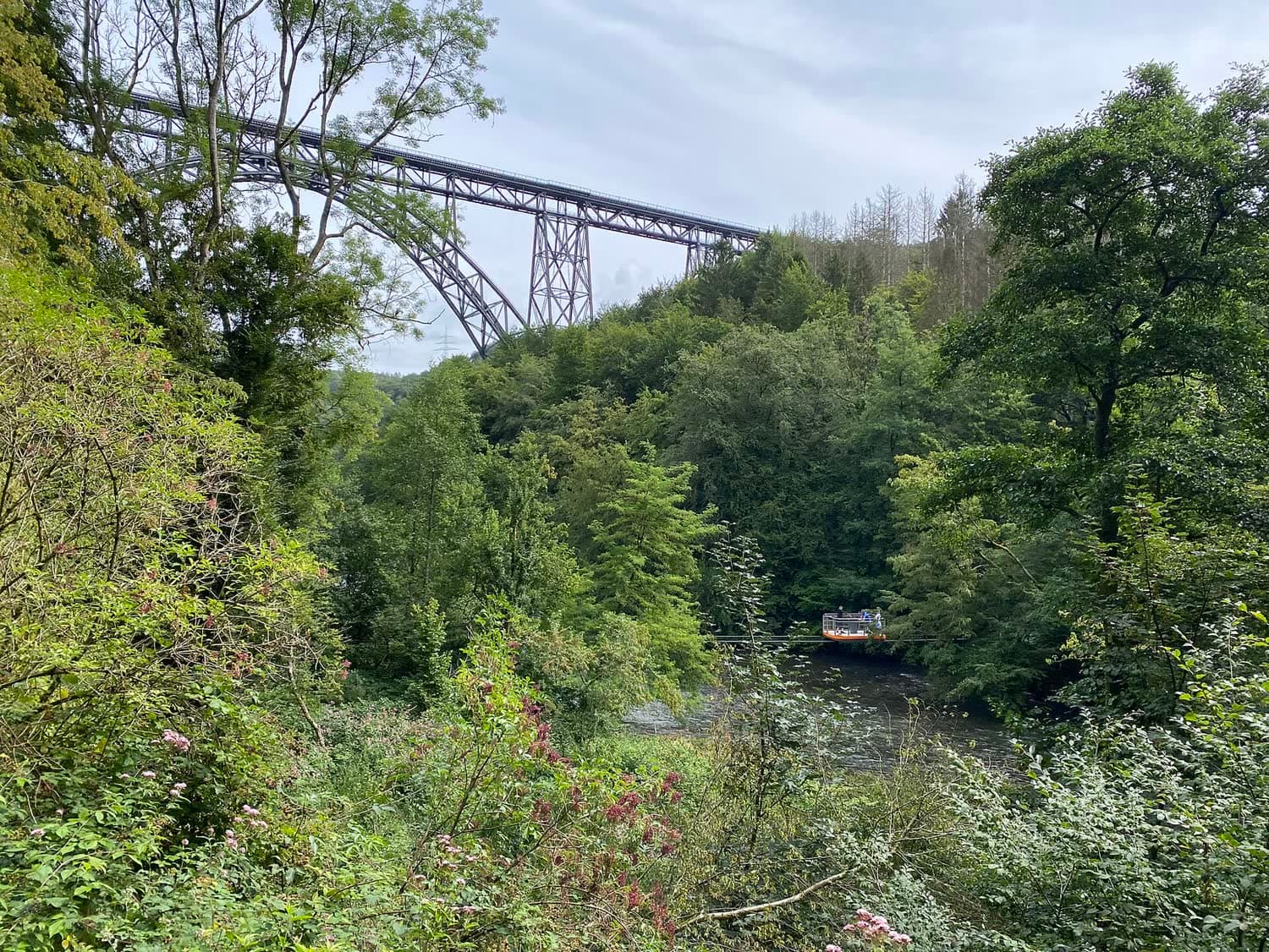 Schwebefähre auf der Wupper unter der Müngstener Brücke