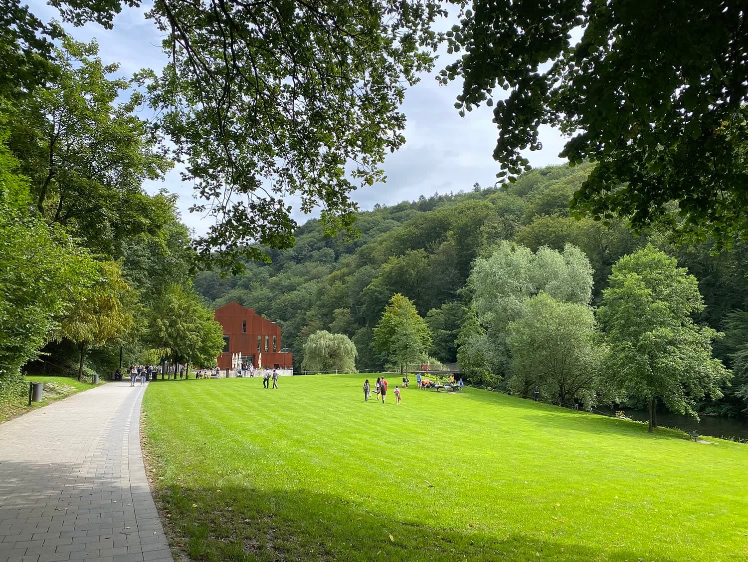 Wiese und Wege im Brückenpark Müngsten unter der Brücke
