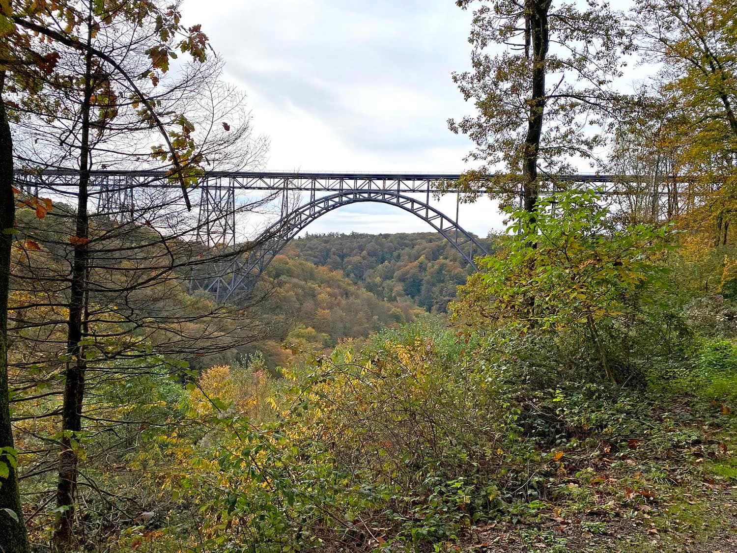 Untersicht der Stahlkonstruktion der Müngstener Brücke